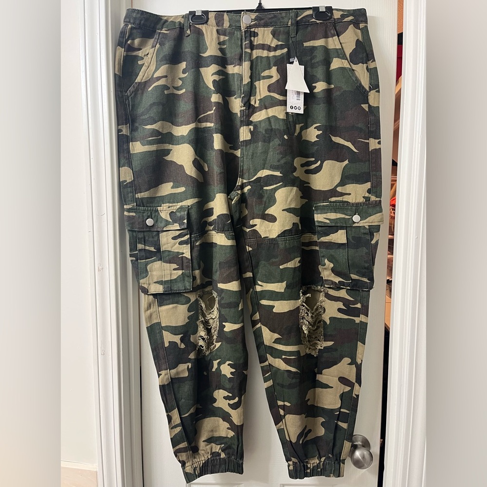 Camo cargo distressed jeans! NWT
